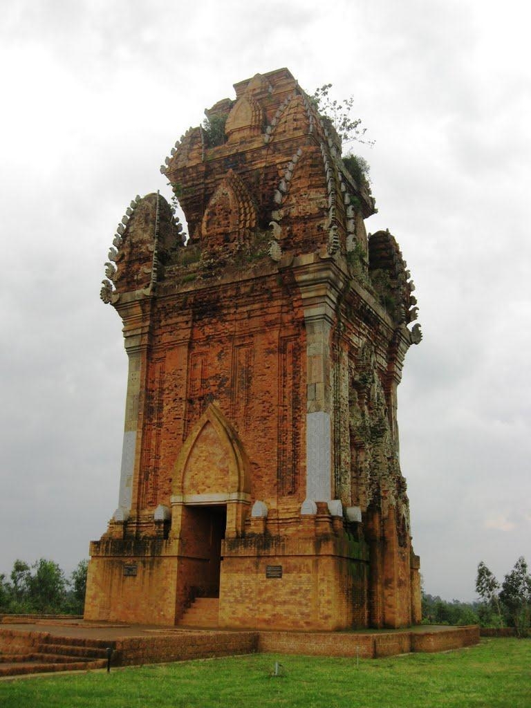 Cánh Tiên là một ngôi tháp đẹp, được tạo dáng độc đáo, thanh thoát với bố cục hết sức hợp lí.